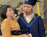 Nam sinh nước mắt nhạt nhòa ôm cô giáo cũ ngày tốt nghiệp