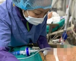 Người vợ ngồi bên chồng suốt đêm dài, ra quyết dịnh khó khăn: hiến tạng chồng