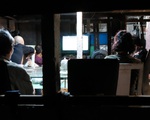 Người dân xóm chài nghèo dưới chân cầu Long Biên sum vầy cổ vũ bóng đá