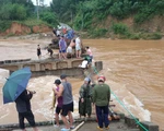 Cầu sập, dân liều mình lấy cây cau ghép lại để vượt sông