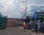 Thùng container rơi đè 2 vợ chồng trên quốc lộ 13