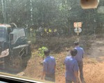 Tàu lửa húc văng xe ben chở cát xong cũng 