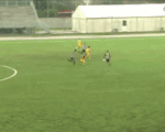 Video: Cầu thủ dẫn bóng vượt 2/3 sân như 