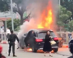 Khen CSGT cứu người bị kẹt giữa xe máy và xe Mercedes đang cháy