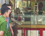 Bắt 2 nghi phạm nổ súng cướp tiệm vàng ở Hóc Môn