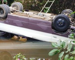 Tránh xe trên cầu không lan can, xe khách mất lái lao thẳng xuống kênh