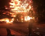 Video: Quán bar cháy lớn, khách tháo chạy thoát thân