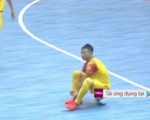Đang thi đấu, quả bóng vàng futsal Việt Nam ngồi trên bóng buộc giày câu giờ lộ liễu