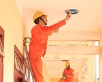 EVN lắp miễn phí đường dây, thay đèn cho gần 10 ngàn hộ gia đình nghèo