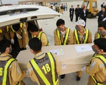 Chùm ảnh 16 trong 39 thi hài người Việt tử nạn ở Anh về đến sân bay Nội Bài