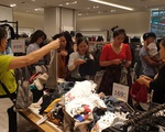 Sài Gòn ngày Black Friday: xếp hàng dài trả tiền, loay hoay tìm bãi xe