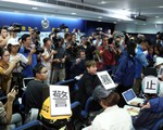 Cảnh sát Hong Kong phải hủy họp báo vì nhà báo đội mũ bảo hiểm phản đối