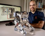 Robot hai chân di chuyển cân bằng như người