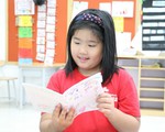 Cô bé lớp 3 làm sách 
