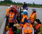 Trang bị áo phao cho khách đi đò sông Trà Khúc sau tai nạn chết người