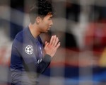 Son Heung Min chắp tay xin lỗi Gomes sau khi ghi bàn cho Tottenham