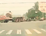 Video: Xe ben lật chỏng vó hi hữu giữa ngã tư
