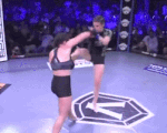 Video nữ võ sĩ bắt chân đối thủ, rồi tung cú quét chân đẹp mắt để thắng 