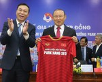 Ký hợp đồng mới, VFF và HLV Park Hang Seo cảm ơn bầu Đức