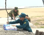 Bộ đội chằng chống nhà cửa giúp dân ứng phó bão số 6