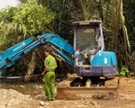 Vụ đổ chất thải không đúng quy định: Rác thải sinh hoạt lẫn công nghiệp
