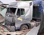 Video: Xe container đâm sập nhà dân, 3 người thoát chết