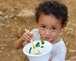 Cô giáo hỏi ai chưa từng ăn phở, tất cả các con đều giơ tay
