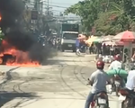 Video: Người dân tháo chạy vì đường dây điện cháy lớn
