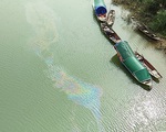 Ngăn chặn kịp thời vệt dầu loang trên sông Lam để cấp nước sạch cho TP Vinh