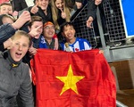 Văn Hậu hòa niềm vui cùng CĐV Hà Lan sau chiến thắng của Heerenveen