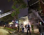 8 xe chữa cháy ứng cứu cửa hàng nội thất tại Đà Nẵng trong mưa lớn