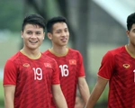 Quang Hải, Bùi Tiến Dũng và các đồng đội cười rạng rỡ trên sân tập sau trận thắng U22 Indonesia