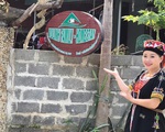 Cô gái Dao làm du lịch cộng đồng