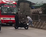 Truy tìm hai nam thanh niên hung hãn chặn đường đập vỡ kính xe khách