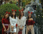 Hà Nội đang tràn ngập sắc đỏ mùa Giáng sinh