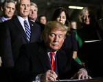Ông Trump chính thức ký luật quốc phòng 738 tỉ USD, lập lực lượng không gian