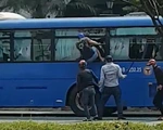 Video nhóm ‘giang hồ’ cầm mã tấu đập phá xe buýt, dọa chém tài xế