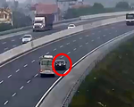 Liều lĩnh chạy lùi trên cao tốc, xe con suýt bị xe khách đâm