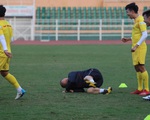 Thầy Park té lăn cù vì chơi bóng ma với học trò