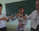 Thầy giáo gom ve chai làm thiết bị thí nghiệm để trò vui học hóa