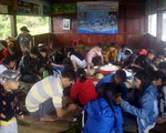Học trò Ca dong gói bánh chưng xanh tặng bạn mồ côi
