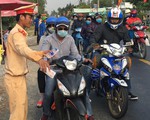 CSGT Hồng Ngự lập trạm nghỉ, tặng nước suối cho dân