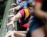 Đi 500m mất 2 tiếng, nhiều người xỉu trên đường 