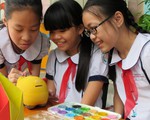 Cấm học sinh đem theo tiền khi đi học, nên không?