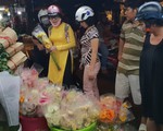 Chợ hoa Hồ Thị Kỷ nhộn nhịp đêm trước ngày Valentine