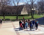 Thu hút sinh viên bằng campus tour kiểu Mỹ
