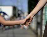 Tokyo cấm cha mẹ phạt đòn, la mắng con