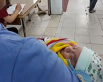 Đọc tin cháu bị bỏ rơi, bà ngoại bắt xe đi suốt đêm đón về