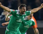 Pizarro với cú sút phạt đi vào lịch sử Bundesliga