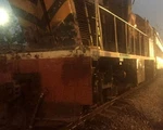 Đầu máy tàu khách trật bánh vì xe container bất cẩn